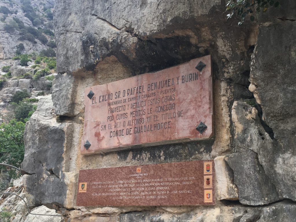 Placa comemorativa no Ing. Benjumea (topo) e placa inaugural para a reabertura do Caminito (fundo) em 2015 - Caminito del Rey, Málaga