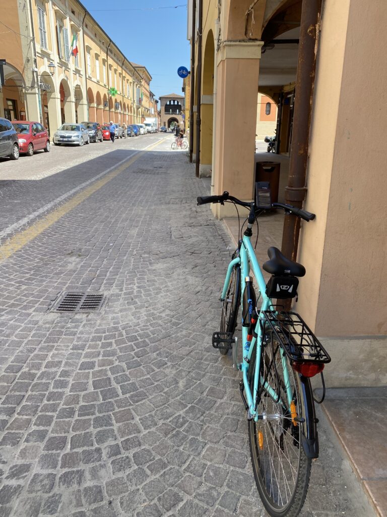 Parada em San Giorgio di Piano no trajeto de Bologna a Ferrara de Bicicleta